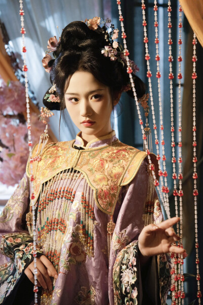 欢迎来到暗黑童话世界 张晋宜∣图南