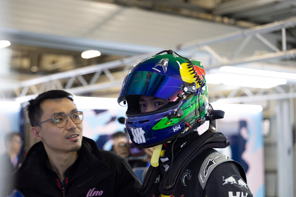 YIBO-OFFICIAL：
#85RACING#
「试车日 DAY 1」
赛道隐现，破雨而行，水花与光影相叠，守住自己的节奏。@王一博·YIBO
今日第一节试车结束，静候正赛！