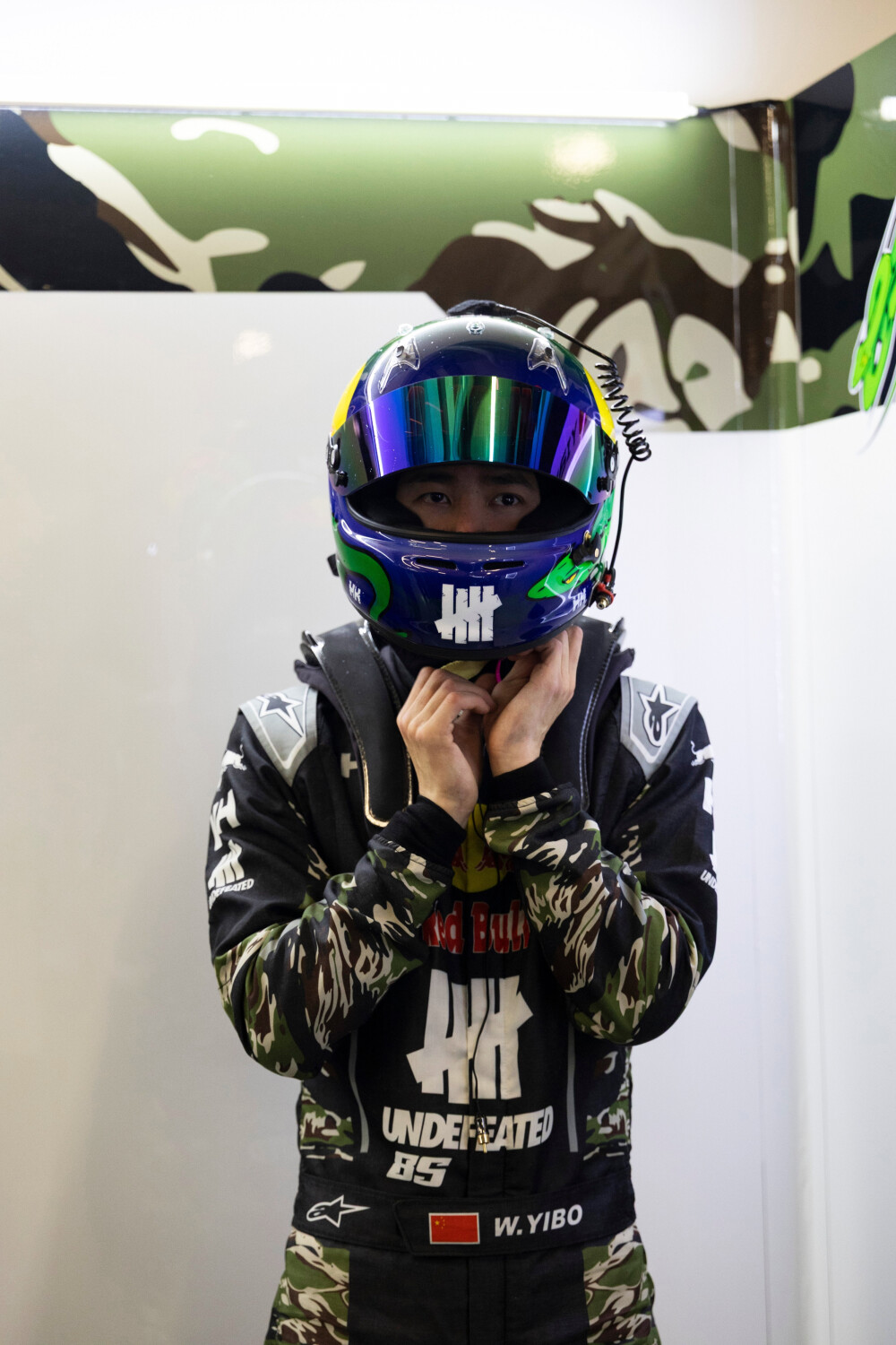 YIBO-OFFICIAL：
#85RACING#
「试车日 DAY 1」
赛道隐现，破雨而行，水花与光影相叠，守住自己的节奏。@王一博·YIBO
今日第一节试车结束，静候正赛！