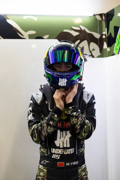 YIBO-OFFICIAL：
#85RACING#
「试车日 DAY 1」
赛道隐现，破雨而行，水花与光影相叠，守住自己的节奏。@王一博·YIBO
今日第一节试车结束，静候正赛！