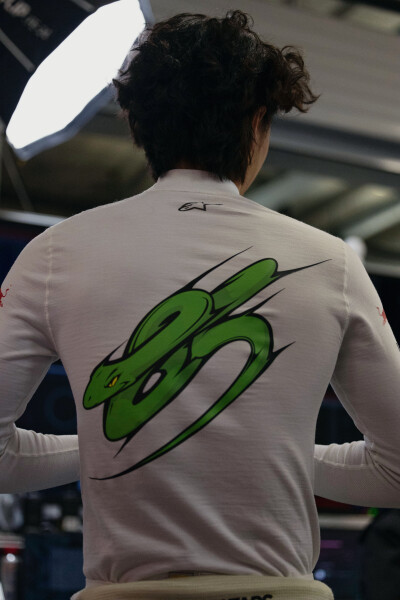 YIBO-OFFICIAL：
#85RACING#
「试车日 DAY 1」
赛道隐现，破雨而行，水花与光影相叠，守住自己的节奏。@王一博·YIBO
今日第一节试车结束，静候正赛！