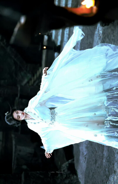 - 鞠婧祎 / 露芜衣 。