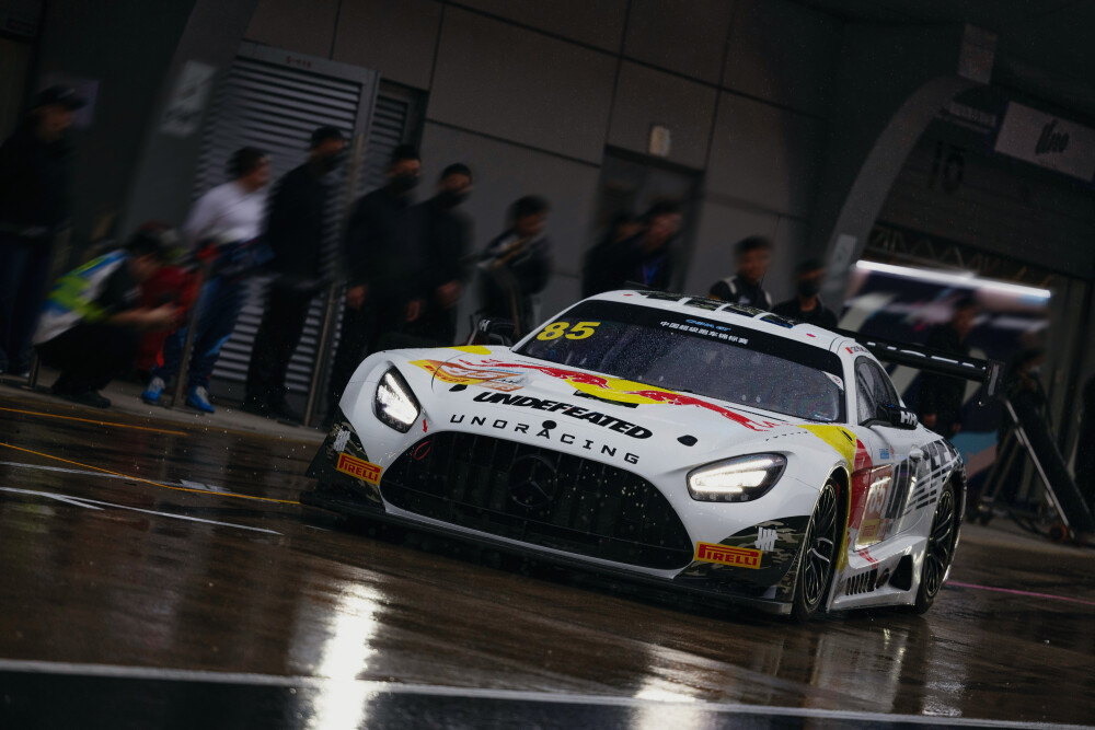 YIBO-OFFICIAL：
#85RACING#
「试车日 DAY 1」
赛道隐现，破雨而行，水花与光影相叠，守住自己的节奏。@王一博·YIBO
今日第一节试车结束，静候正赛！