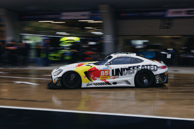 YIBO-OFFICIAL：
#85RACING#
「试车日 DAY 1」
赛道隐现，破雨而行，水花与光影相叠，守住自己的节奏。@王一博·YIBO
今日第一节试车结束，静候正赛！
