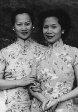 张爱玲的朋友邝文美和她的姐姐邝文瑛（左）