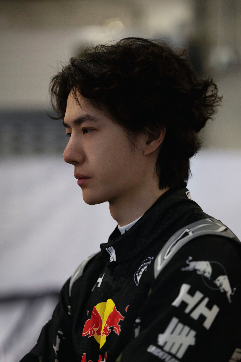YIBO-OFFICIAL：
#85RACING#
「试车日 DAY 1」
赛道隐现，破雨而行，水花与光影相叠，守住自己的节奏。@王一博·YIBO
今日第一节试车结束，静候正赛！
