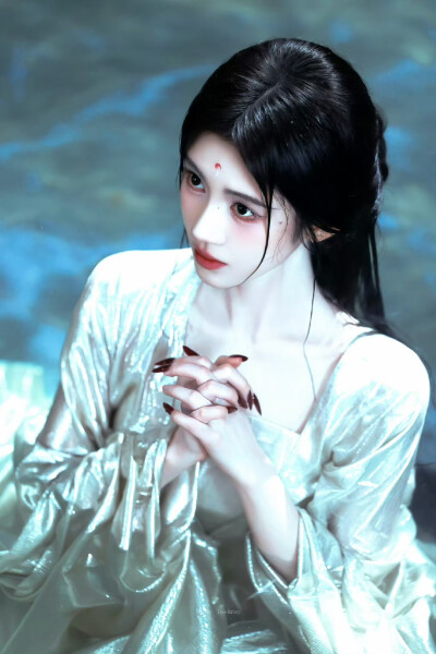 - 鞠婧祎 / 露芜衣 。