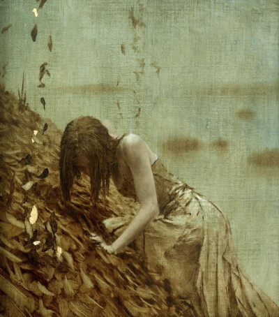 布拉德·昆克尔（Brad Kunkle），1978年出生于宾夕法尼亚州莱海顿。
他以在当代油画中独特地运用金银箔而闻名于世。
他的主题探讨了如何摆脱前几代人的教条、直觉和女性能量的力量，作为在与自然世界共生中寻求启蒙的…