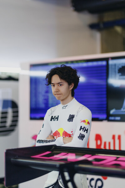 YIBO-OFFICIAL：
#85RACING#
「试车日 DAY 1」
赛道隐现，破雨而行，水花与光影相叠，守住自己的节奏。@王一博·YIBO
今日第一节试车结束，静候正赛！