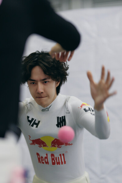 YIBO-OFFICIAL：
#85RACING#
「试车日 DAY 2」
集中精力热身完毕，赛道模式激活中…@王一博·YIBO ​​​