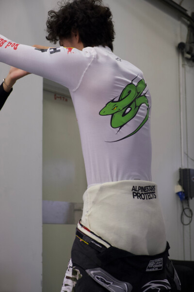 YIBO-OFFICIAL：
#85RACING#
「试车日 DAY 2」
集中精力热身完毕，赛道模式激活中…@王一博·YIBO ​​​