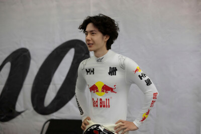 YIBO-OFFICIAL：
#85RACING#
「试车日 DAY 2」
集中精力热身完毕，赛道模式激活中…@王一博·YIBO ​​​