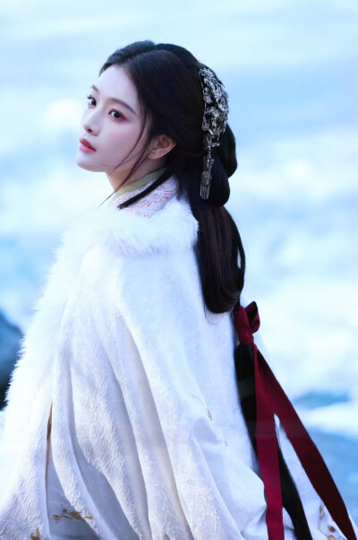 犹抱琵琶半遮面，不是害羞就是暗恋。