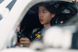 YIBO-OFFICIAL：
#85RACING# 
「试车日 DAY 2」
呼吸渐稳，目光如刃，赛前调试完毕！
好好休息，明天见～@王一博·YIBO ​​​
赛事日程：
4月18日
12:40-12:55 第二节排位赛
15:40-17:00 第一回合正赛 

4月19日
14:33-15:35 第二回合正赛 ​​​