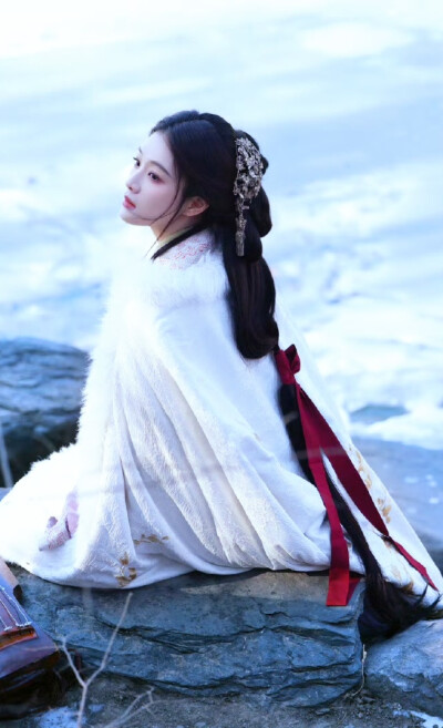 犹抱琵琶半遮面，不是害羞就是暗恋。