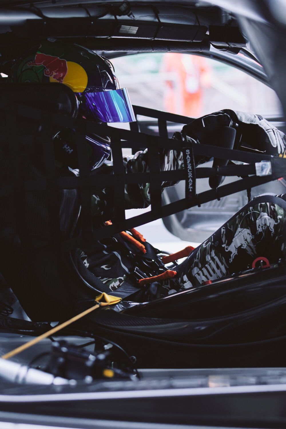 YIBO-OFFICIAL：
#85RACING# 
「试车日 DAY 2」
呼吸渐稳，目光如刃，赛前调试完毕！
好好休息，明天见～@王一博·YIBO ​​​
赛事日程：
4月18日
12:40-12:55 第二节排位赛
15:40-17:00 第一回合正赛 
4月19日
14:33-15:35 第二回合正赛 ​​​