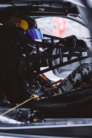 YIBO-OFFICIAL：
#85RACING# 
「试车日 DAY 2」
呼吸渐稳，目光如刃，赛前调试完毕！
好好休息，明天见～@王一博·YIBO ​​​
赛事日程：
4月18日
12:40-12:55 第二节排位赛
15:40-17:00 第一回合正赛 

4月19日
14:33-15:35 第二回合正赛 ​​​