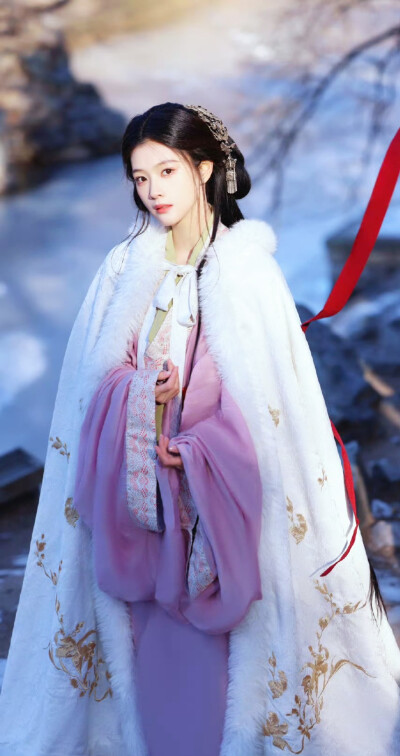 犹抱琵琶半遮面，不是害羞就是暗恋。