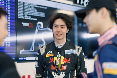 YIBO-OFFICIAL：
#85RACING# 
「试车日 DAY 2」
呼吸渐稳，目光如刃，赛前调试完毕！
好好休息，明天见～@王一博·YIBO ​​​
赛事日程：
4月18日
12:40-12:55 第二节排位赛
15:40-17:00 第一回合正赛 
4月19日
14:…