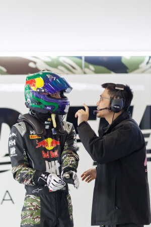 YIBO-OFFICIAL：
#85RACING# 
「试车日 DAY 2」
呼吸渐稳，目光如刃，赛前调试完毕！
好好休息，明天见～@王一博·YIBO ​​​
赛事日程：
4月18日
12:40-12:55 第二节排位赛
15:40-17:00 第一回合正赛 

4月19日
14:33-15:35 第二回合正赛 ​​​