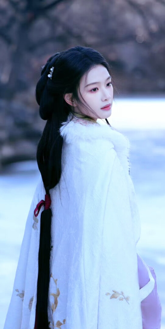 犹抱琵琶半遮面，不是害羞就是暗恋。