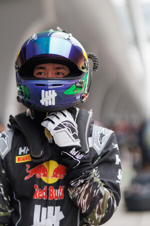 YIBO-OFFICIAL：
#85RACING# 
「试车日 DAY 2」
呼吸渐稳，目光如刃，赛前调试完毕！
好好休息，明天见～@王一博·YIBO ​​​
赛事日程：
4月18日
12:40-12:55 第二节排位赛
15:40-17:00 第一回合正赛 

4月19日
14:33-15:35 第二回合正赛 ​​​