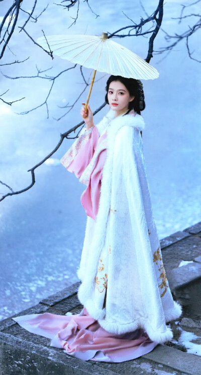 犹抱琵琶半遮面，不是害羞就是暗恋。