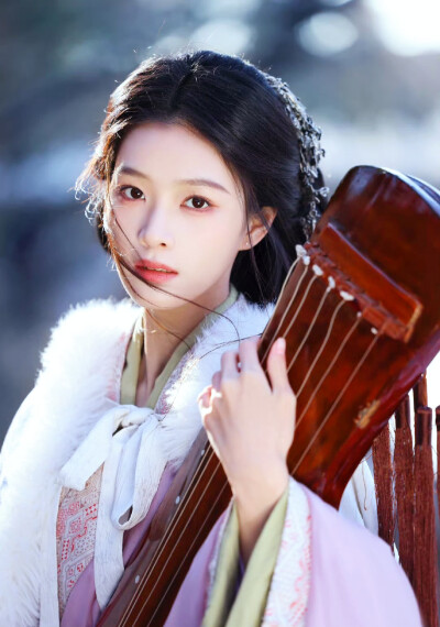 犹抱琵琶半遮面，不是害羞就是暗恋。