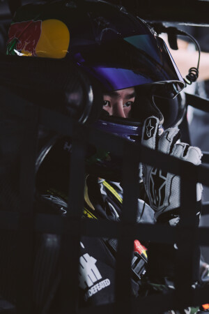 YIBO-OFFICIAL：
#85RACING# 
「试车日 DAY 2」
呼吸渐稳，目光如刃，赛前调试完毕！
好好休息，明天见～@王一博·YIBO ​​​
赛事日程：
4月18日
12:40-12:55 第二节排位赛
15:40-17:00 第一回合正赛 

4月19日
14:33-15:35 第二回合正赛 ​​​