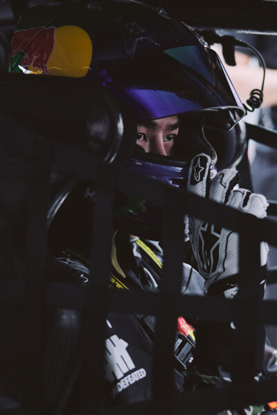 YIBO-OFFICIAL：
#85RACING# 
「试车日 DAY 2」
呼吸渐稳，目光如刃，赛前调试完毕！
好好休息，明天见～@王一博·YIBO ​​​
赛事日程：
4月18日
12:40-12:55 第二节排位赛
15:40-17:00 第一回合正赛 
4月19日
14:…