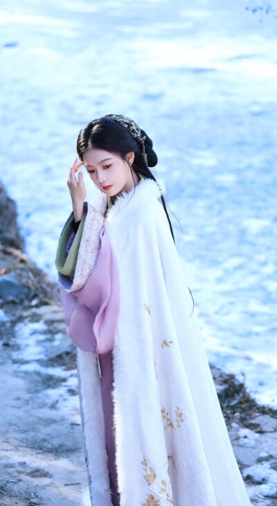 犹抱琵琶半遮面，不是害羞就是暗恋。