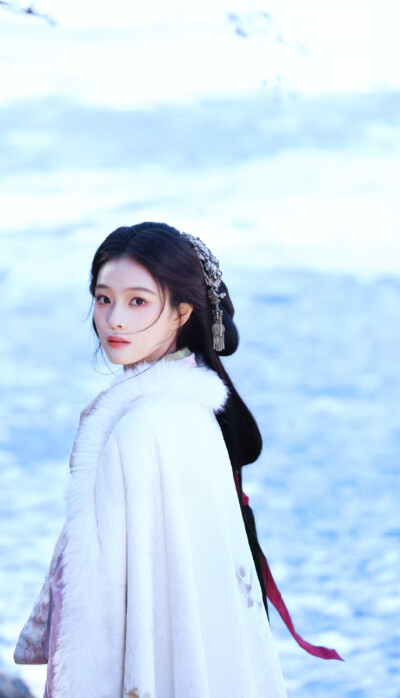 犹抱琵琶半遮面，不是害羞就是暗恋。