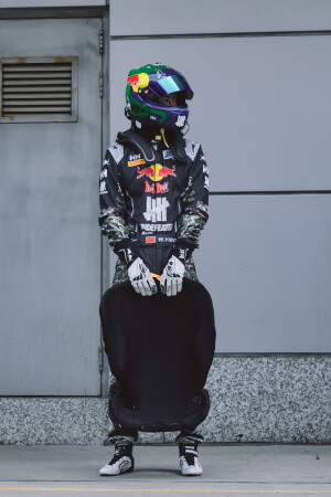 YIBO-OFFICIAL：
#85RACING# 
「试车日 DAY 2」
呼吸渐稳，目光如刃，赛前调试完毕！
好好休息，明天见～@王一博·YIBO ​​​
赛事日程：
4月18日
12:40-12:55 第二节排位赛
15:40-17:00 第一回合正赛 

4月19日
14:33-15:35 第二回合正赛 ​​​