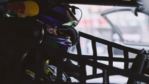 YIBO-OFFICIAL：
#85RACING# 
「试车日 DAY 2」
呼吸渐稳，目光如刃，赛前调试完毕！
好好休息，明天见～@王一博·YIBO ​​​
赛事日程：
4月18日
12:40-12:55 第二节排位赛
15:40-17:00 第一回合正赛 

4月19日
14:33-15:35 第二回合正赛 ​​​