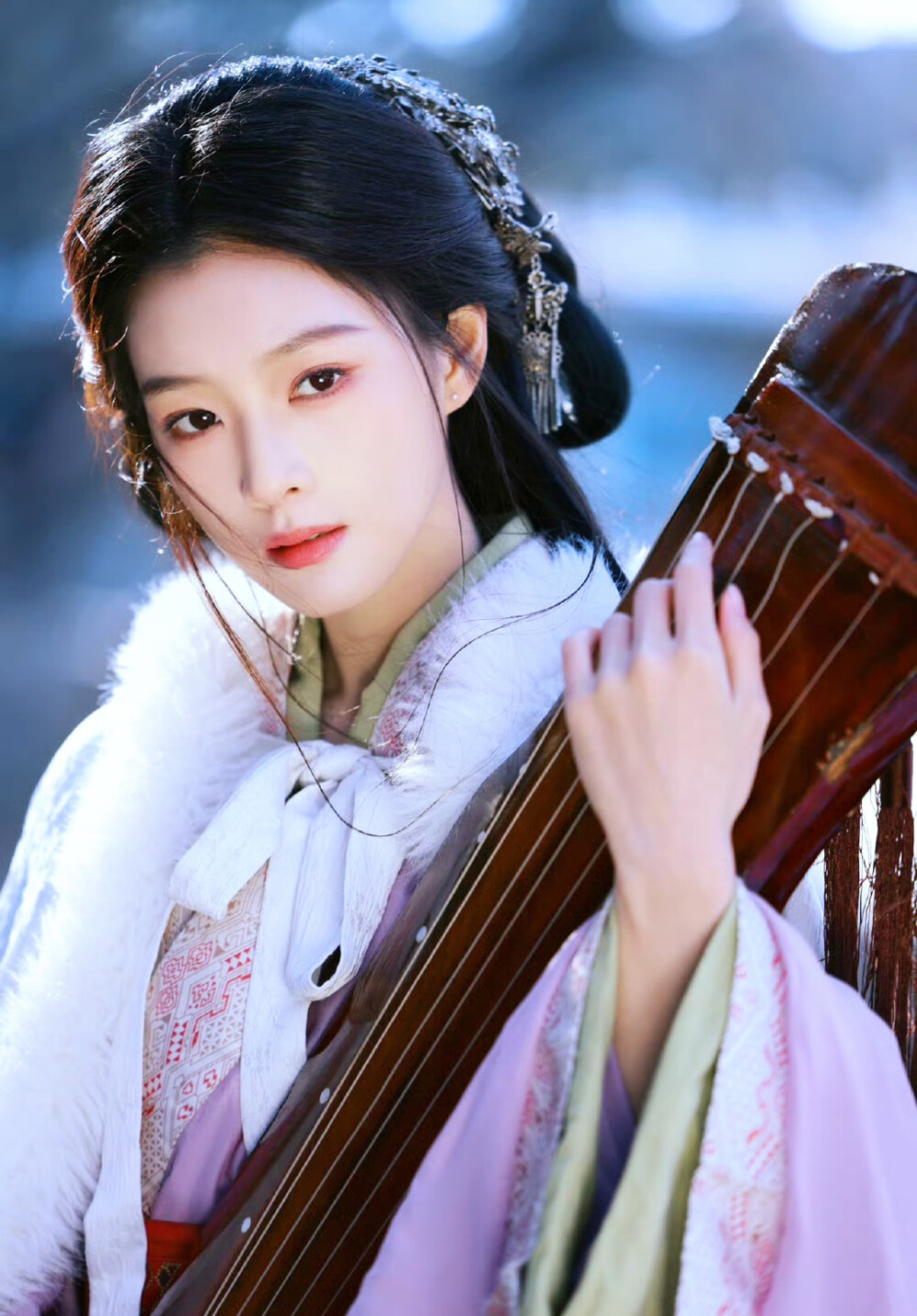 犹抱琵琶半遮面，不是害羞就是暗恋。