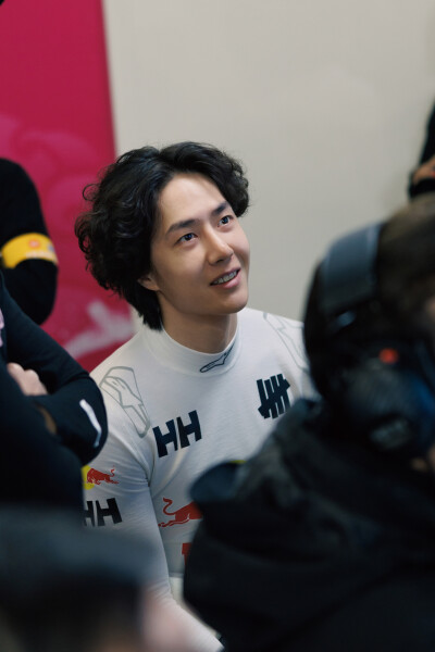 YIBO-OFFICIAL：
#85RACING# 
「试车日 DAY 2」
呼吸渐稳，目光如刃，赛前调试完毕！
好好休息，明天见～@王一博·YIBO ​​​
赛事日程：
4月18日
12:40-12:55 第二节排位赛
15:40-17:00 第一回合正赛 
4月19日
14:…