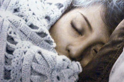 马科斯·雷伊（西班牙）是一位自学成才的现实主义／超现实主义画家，其作品融合细致的人像描写与象征性意象，以及对光线、质感与瞬间情绪的敏锐刻画。