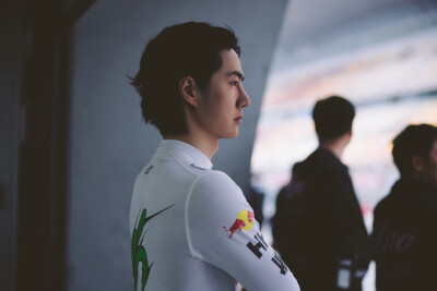 YIBO-OFFICIAL：
#85RACING#
「比赛日 DAY 1」
万物渐静，赛道滚烫，
85号准备就绪！@王一博·YIBO ​​​
