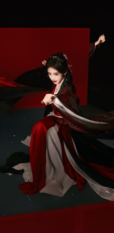 鞠婧祎《月鳞绮纪》露芜衣