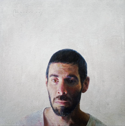 马科斯·雷伊（西班牙）是一位自学成才的现实主义／超现实主义画家，其作品融合细致的人像描写与象征性意象，以及对光线、质感与瞬间情绪的敏锐刻画。