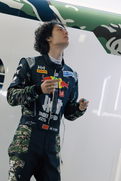 YIBO-OFFICIAL：
#85RACING#
「比赛日 DAY 1」
万物渐静，赛道滚烫，
85号准备就绪！@王一博·YIBO ​​​