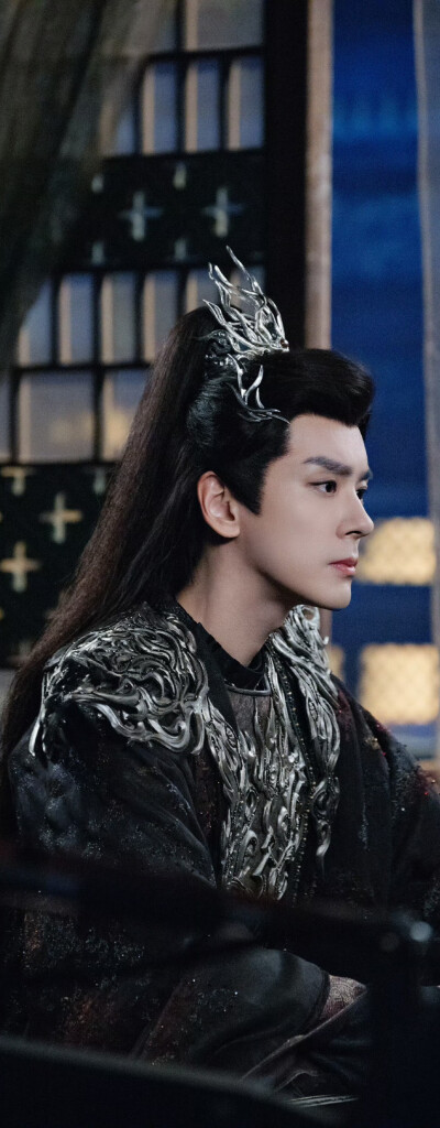 魏哲鸣《白日提灯》晏柯