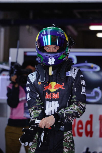 YIBO-OFFICIAL：
#85RACING#
「比赛日 DAY 1」
蓄能逐速，稳驭向前，
目光锁定赛道终点，85号车组加油！@王一博·YIBO ​​​