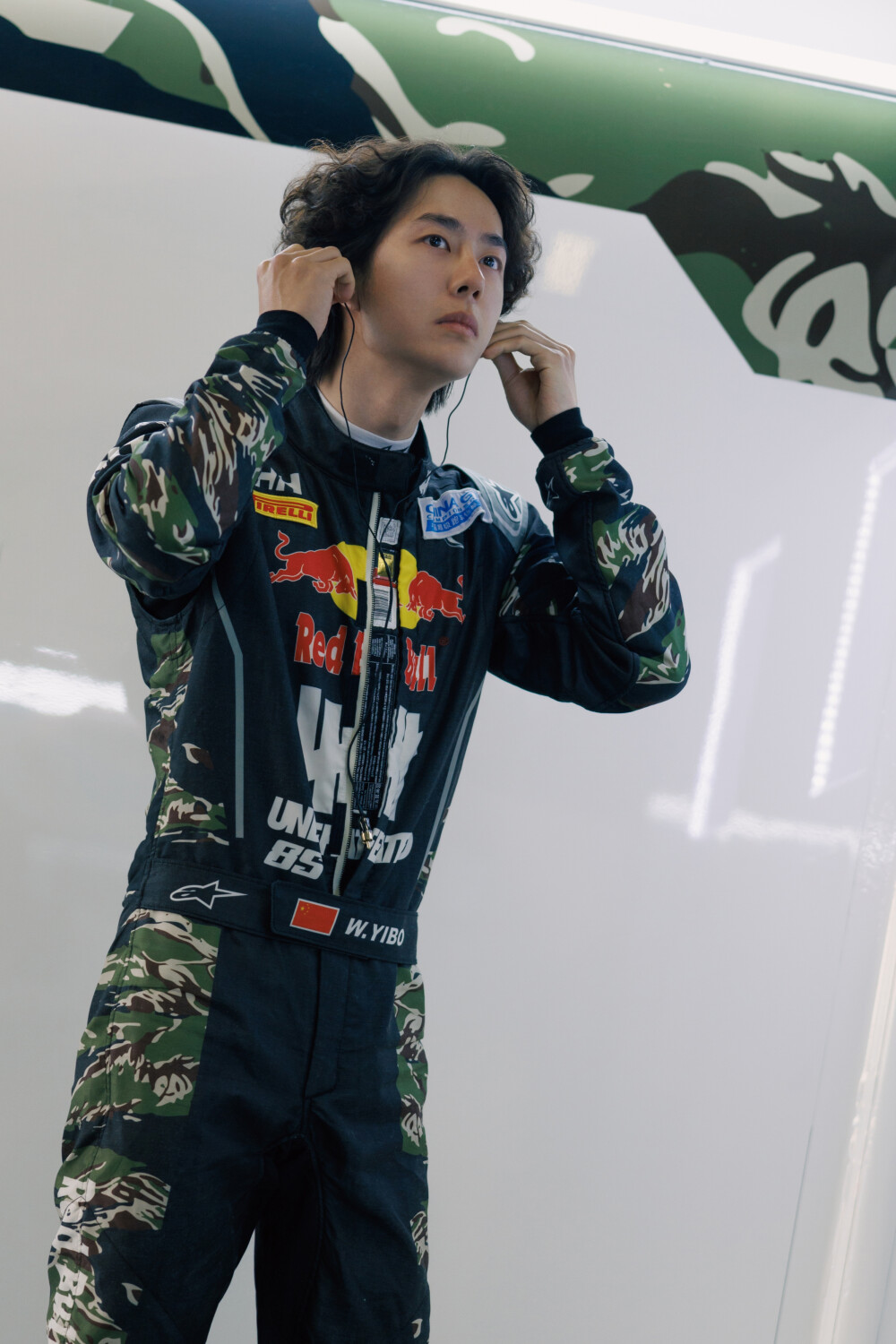 YIBO-OFFICIAL：
#85RACING#
「比赛日 DAY 1」
万物渐静，赛道滚烫，
85号准备就绪！@王一博·YIBO ​​​