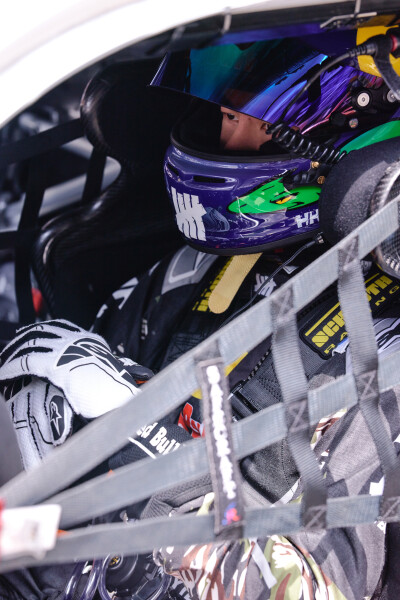 YIBO-OFFICIAL：
#85RACING#
「比赛日 DAY 1」
蓄能逐速，稳驭向前，
目光锁定赛道终点，85号车组加油！@王一博·YIBO ​​​