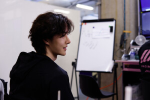 YIBO-OFFICIAL：
#85RACING# 
「比赛日 DAY 1」
蓄能逐速，稳驭向前，
目光锁定赛道终点，85号车组加油！@王一博·YIBO ​​​