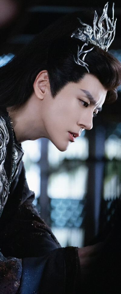 魏哲鸣《白日提灯》晏柯