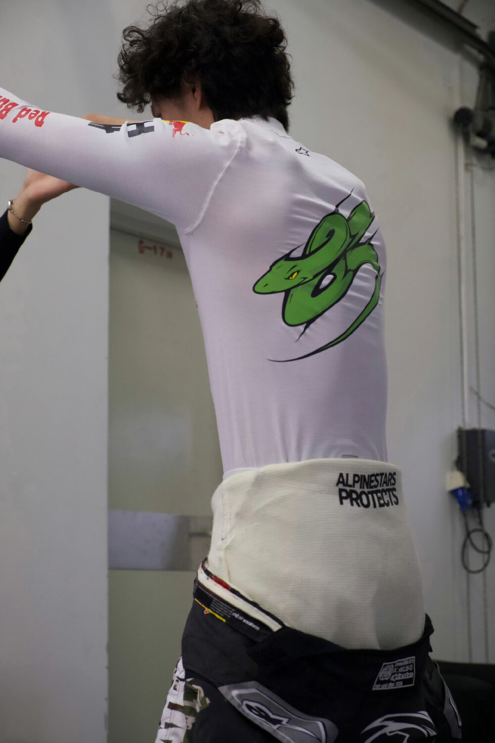 #王一博[超话]# · #85RACING#
「试车日 」
集中精力热身完毕，赛道模式激活中…[打call]@王一博·YIBO ​​​