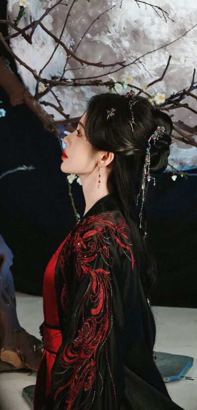 鞠婧祎《月鳞绮纪》露芜衣