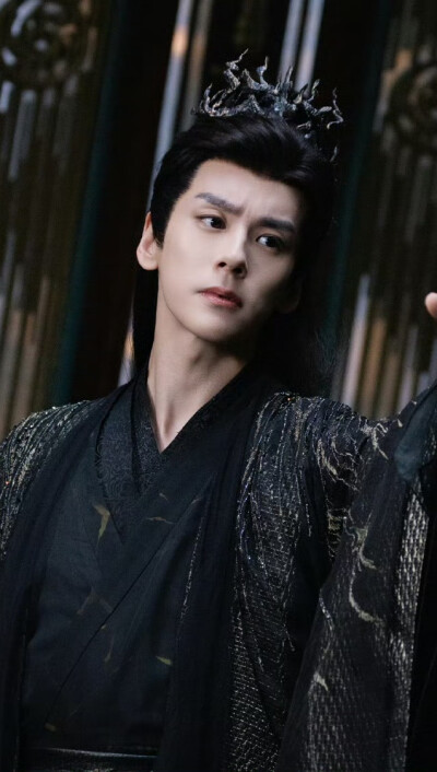 魏哲鸣《白日提灯》晏柯